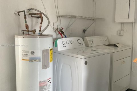 House in Cutler Bay, Florida 4 bedrooms, 202.53 sq.m. № 1937270 - photo 26