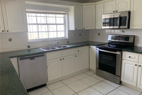 House in Cutler Bay, Florida 4 bedrooms, 202.53 sq.m. № 1937270 - photo 11