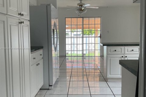 House in Cutler Bay, Florida 4 bedrooms, 202.53 sq.m. № 1937270 - photo 13