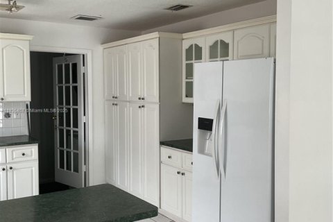 House in Cutler Bay, Florida 4 bedrooms, 202.53 sq.m. № 1937270 - photo 12