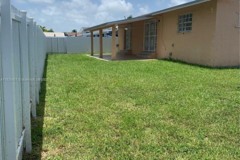 House in Cutler Bay, Florida 4 bedrooms, 202.53 sq.m. № 1937270 - photo 30