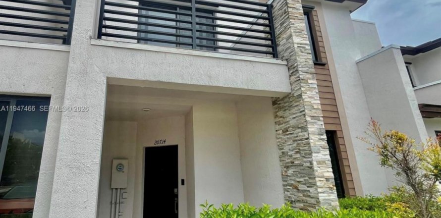 Townhouse in Miami, Florida 3 bedrooms, 154.4 sq.m. № 2003389