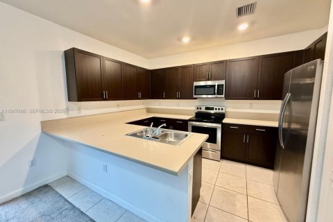 Touwnhouse à louer à Miami, Floride: 3 chambres, 154.4 m2 № 2003389 - photo 4