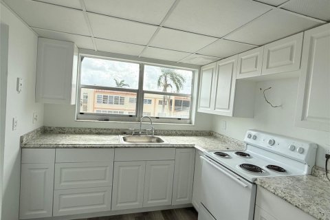 Condo in Lauderhill, Florida, 2 bedrooms  № 2242002 - photo 2
