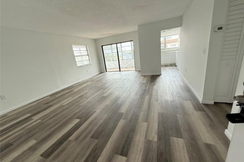 Condo in Lauderhill, Florida, 2 bedrooms  № 2242002 - photo 3