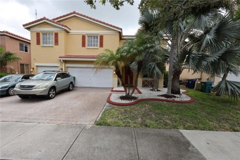 Villa ou maison à vendre à Miami Gardens, Floride: 6 chambres, 313.92 m2 № 1979209 - photo 1