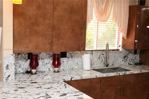 Villa ou maison à vendre à Miami Gardens, Floride: 6 chambres, 313.92 m2 № 1979209 - photo 7