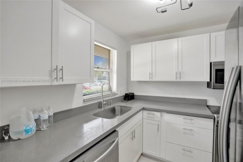 Condo in Sunrise, Florida, 1 bedroom  № 1809231 - photo 6