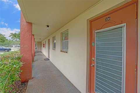 Condo in Sunrise, Florida, 1 bedroom  № 1809231 - photo 4