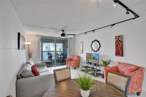 Condo in Sunrise, Florida, 1 bedroom  № 1809231 - photo 1
