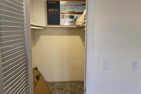 Condo in Sunrise, Florida, 1 bedroom  № 1809231 - photo 15