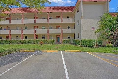 Condo in Sunrise, Florida, 1 bedroom  № 1809231 - photo 2