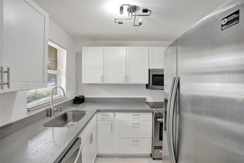 Condo in Sunrise, Florida, 1 bedroom  № 1809231 - photo 5