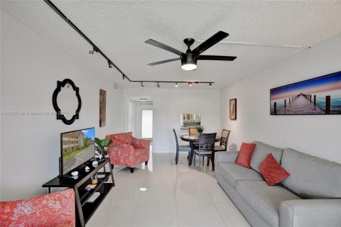 Condo in Sunrise, Florida, 1 bedroom  № 1809231 - photo 11
