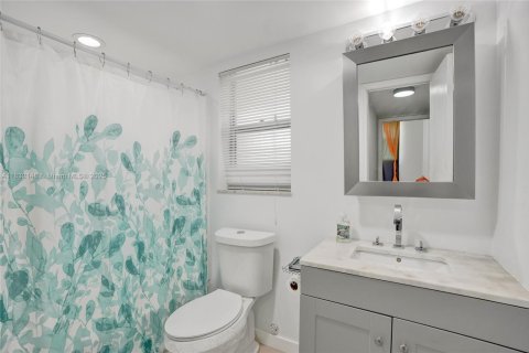 Condo in Sunrise, Florida, 1 bedroom  № 1809231 - photo 12