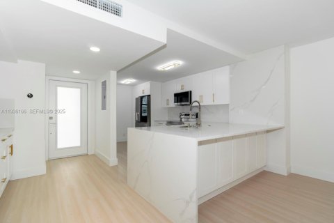 Copropriété à vendre à Pompano Beach, Floride: 2 chambres, 121.7 m2 № 1994570 - photo 4