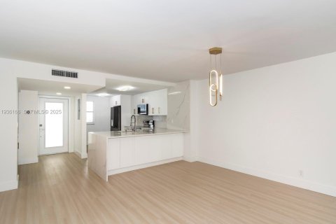 Copropriété à vendre à Pompano Beach, Floride: 2 chambres, 121.7 m2 № 1994570 - photo 7