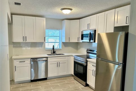 House in Pompano Beach, Florida 3 bedrooms № 1834301 - photo 2