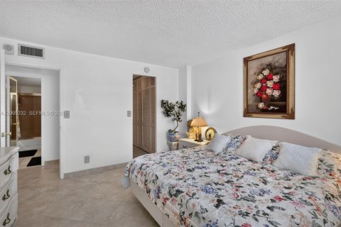 Condo in Hallandale Beach, Florida, 2 bedrooms  № 2390060 - photo 19