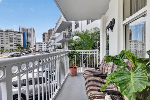 Condo in Hallandale Beach, Florida, 2 bedrooms  № 2390060 - photo 28