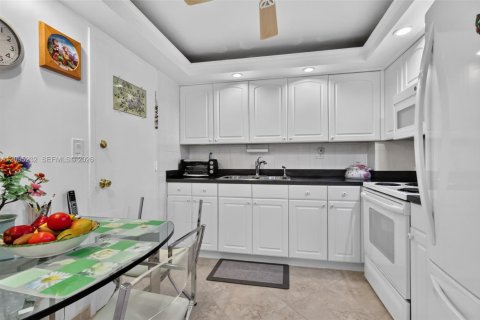 Condo in Hallandale Beach, Florida, 2 bedrooms  № 2390060 - photo 10