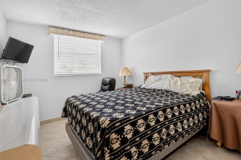 Condo in Hallandale Beach, Florida, 2 bedrooms  № 2390060 - photo 14