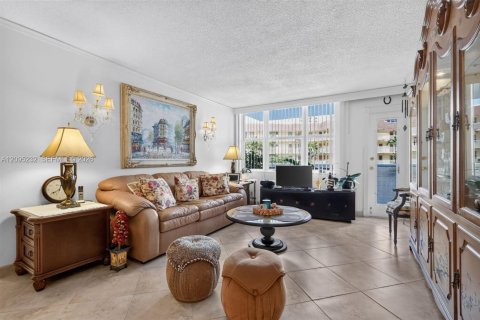 Condo in Hallandale Beach, Florida, 2 bedrooms  № 2390060 - photo 7