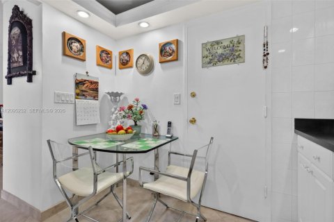 Condo in Hallandale Beach, Florida, 2 bedrooms  № 2390060 - photo 12