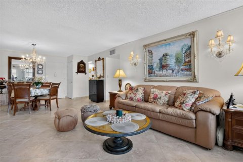 Condo in Hallandale Beach, Florida, 2 bedrooms  № 2390060 - photo 8
