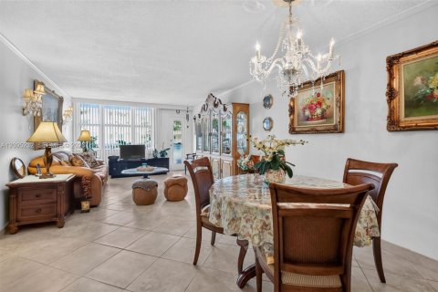 Condo in Hallandale Beach, Florida, 2 bedrooms  № 2390060