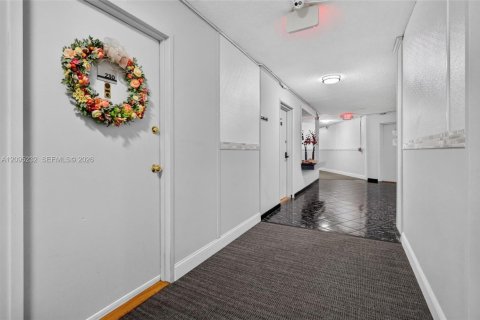Condo in Hallandale Beach, Florida, 2 bedrooms  № 2390060 - photo 3