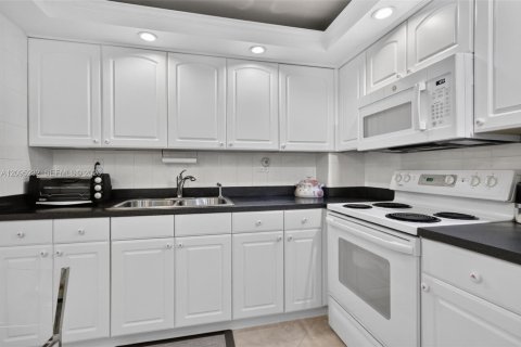 Condo in Hallandale Beach, Florida, 2 bedrooms  № 2390060 - photo 11
