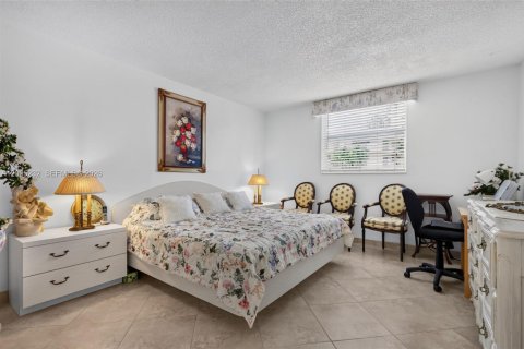 Condo in Hallandale Beach, Florida, 2 bedrooms  № 2390060 - photo 17