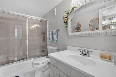 Condo in Hallandale Beach, Florida, 2 bedrooms  № 2390060 - photo 24
