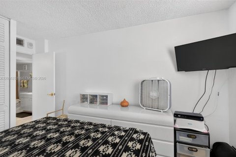 Condo in Hallandale Beach, Florida, 2 bedrooms  № 2390060 - photo 15