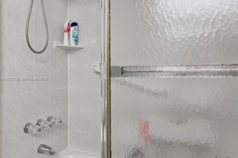 Condo in Hallandale Beach, Florida, 2 bedrooms  № 2390060 - photo 22
