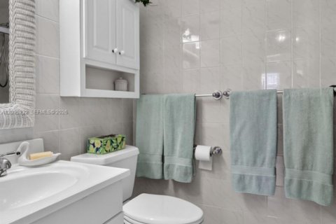 Condo in Hallandale Beach, Florida, 2 bedrooms  № 2390060 - photo 21