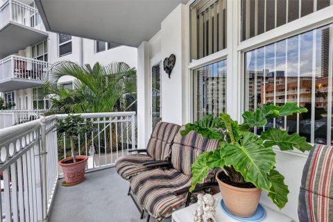 Condo in Hallandale Beach, Florida, 2 bedrooms  № 2390060 - photo 27