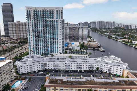 Condo in Hallandale Beach, Florida, 2 bedrooms  № 2390060 - photo 30