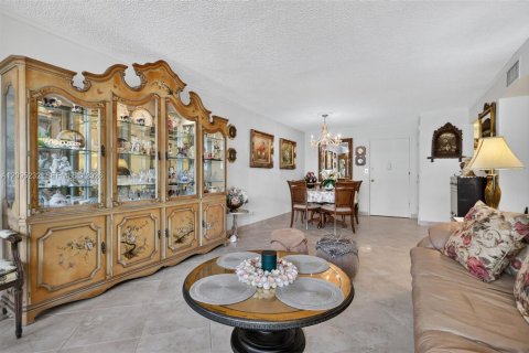 Condo in Hallandale Beach, Florida, 2 bedrooms  № 2390060 - photo 9