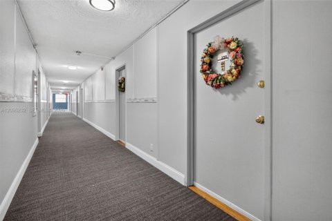 Condo in Hallandale Beach, Florida, 2 bedrooms  № 2390060 - photo 2