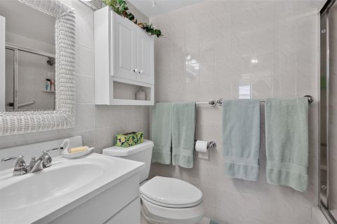 Condo in Hallandale Beach, Florida, 2 bedrooms  № 2390060 - photo 20