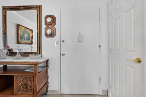 Condo in Hallandale Beach, Florida, 2 bedrooms  № 2390060 - photo 4