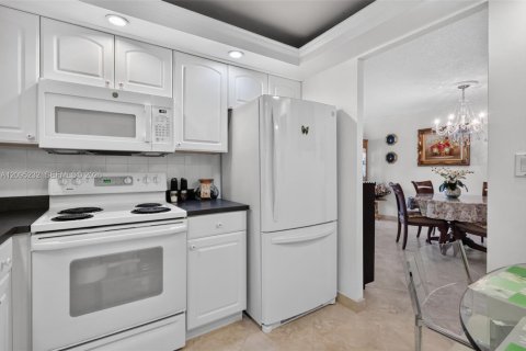 Condo in Hallandale Beach, Florida, 2 bedrooms  № 2390060 - photo 13