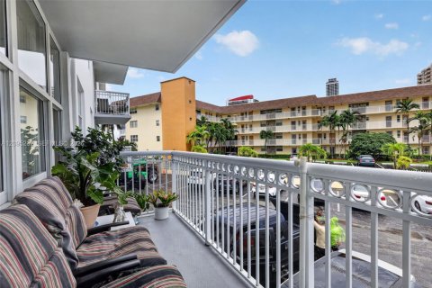 Condo in Hallandale Beach, Florida, 2 bedrooms  № 2390060 - photo 25
