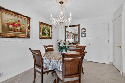 Condo in Hallandale Beach, Florida, 2 bedrooms  № 2390060 - photo 5