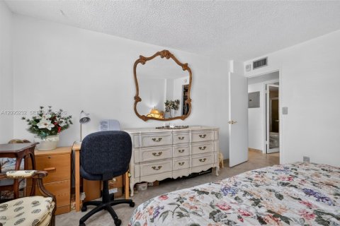 Condo in Hallandale Beach, Florida, 2 bedrooms  № 2390060 - photo 18