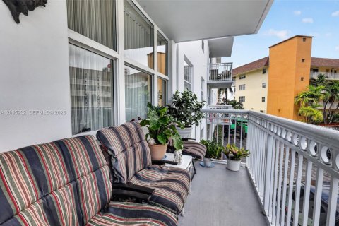 Condo in Hallandale Beach, Florida, 2 bedrooms  № 2390060 - photo 26