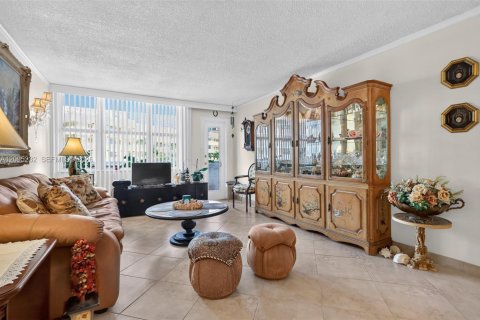 Condo in Hallandale Beach, Florida, 2 bedrooms  № 2390060 - photo 6