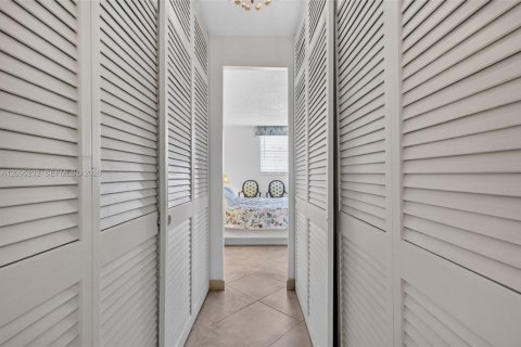 Condo in Hallandale Beach, Florida, 2 bedrooms  № 2390060 - photo 23